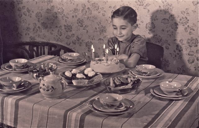 En ja, omdat de traditie was dat verjaardagen op  voorhand werden gerepeteerd,  mocht Werner de hele taart zelf opeten.